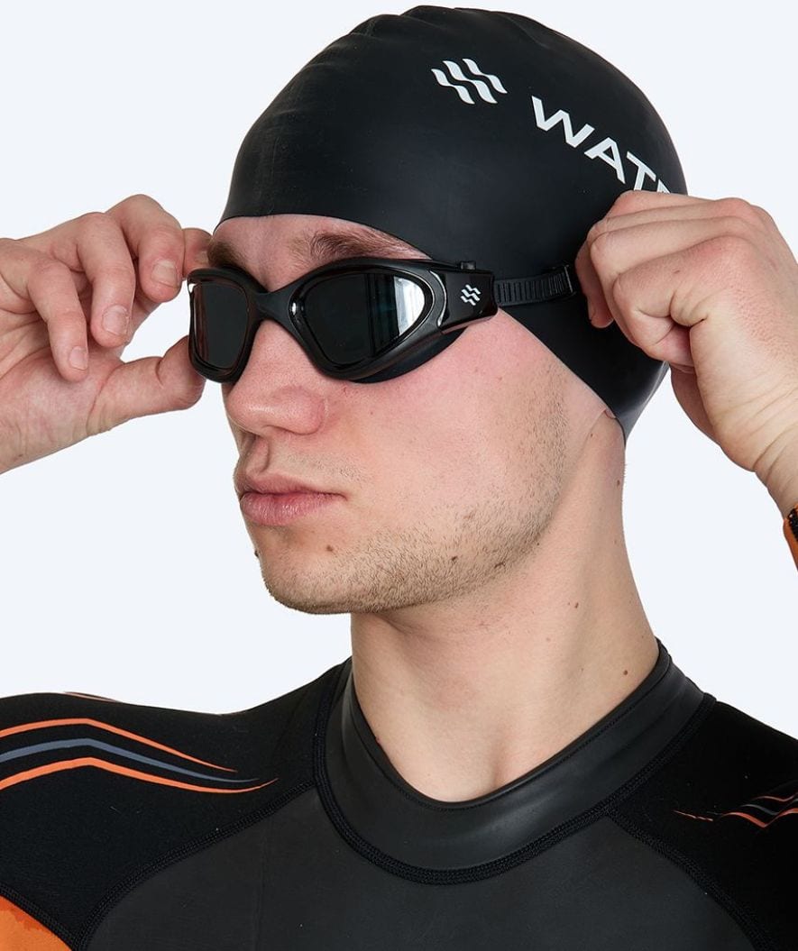 Watery Schwimmbrillen mit Sehstärke für Kurzsichtige Erwachsene - (-2.0) – (-6.0) - Raven Active - Schwarz (Smoke Scheiben)