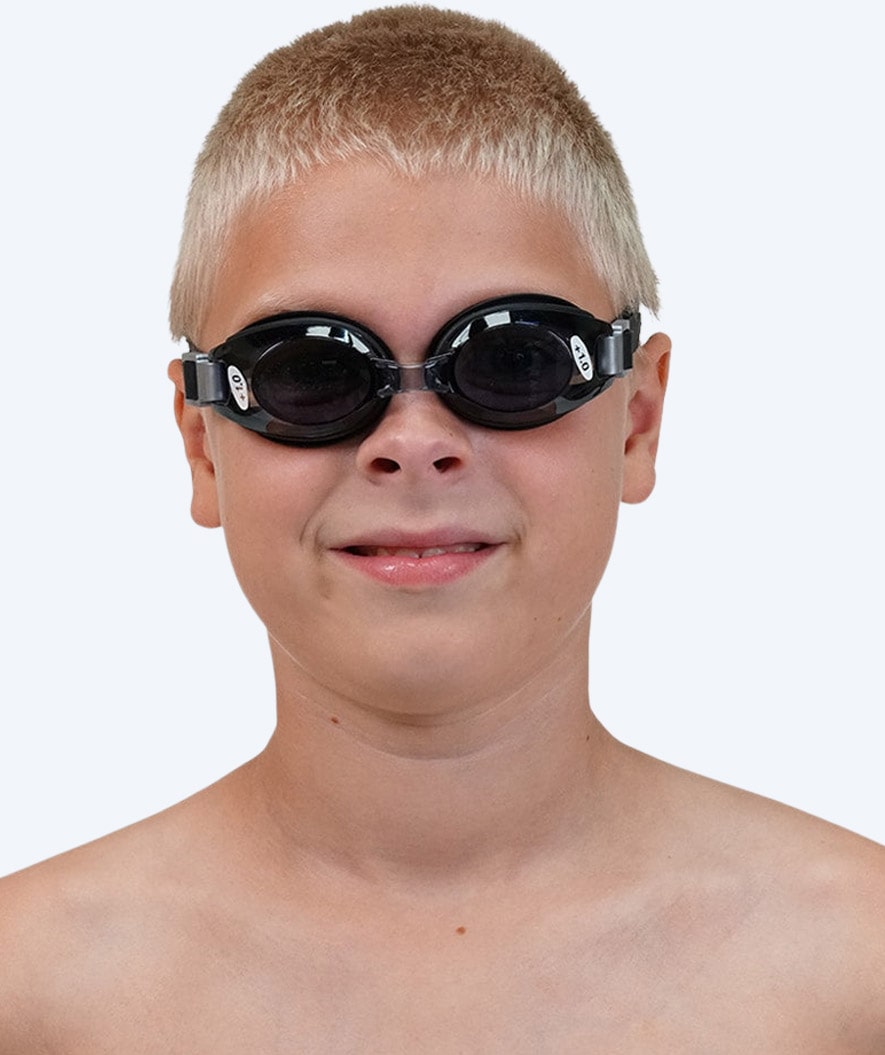 Primotec Schwimmbrillen mit Sehstärke für Langsichtige Kinder (3-12) - (+1.0) – (+8.0) - Schwarz (Smoke Scheiben)