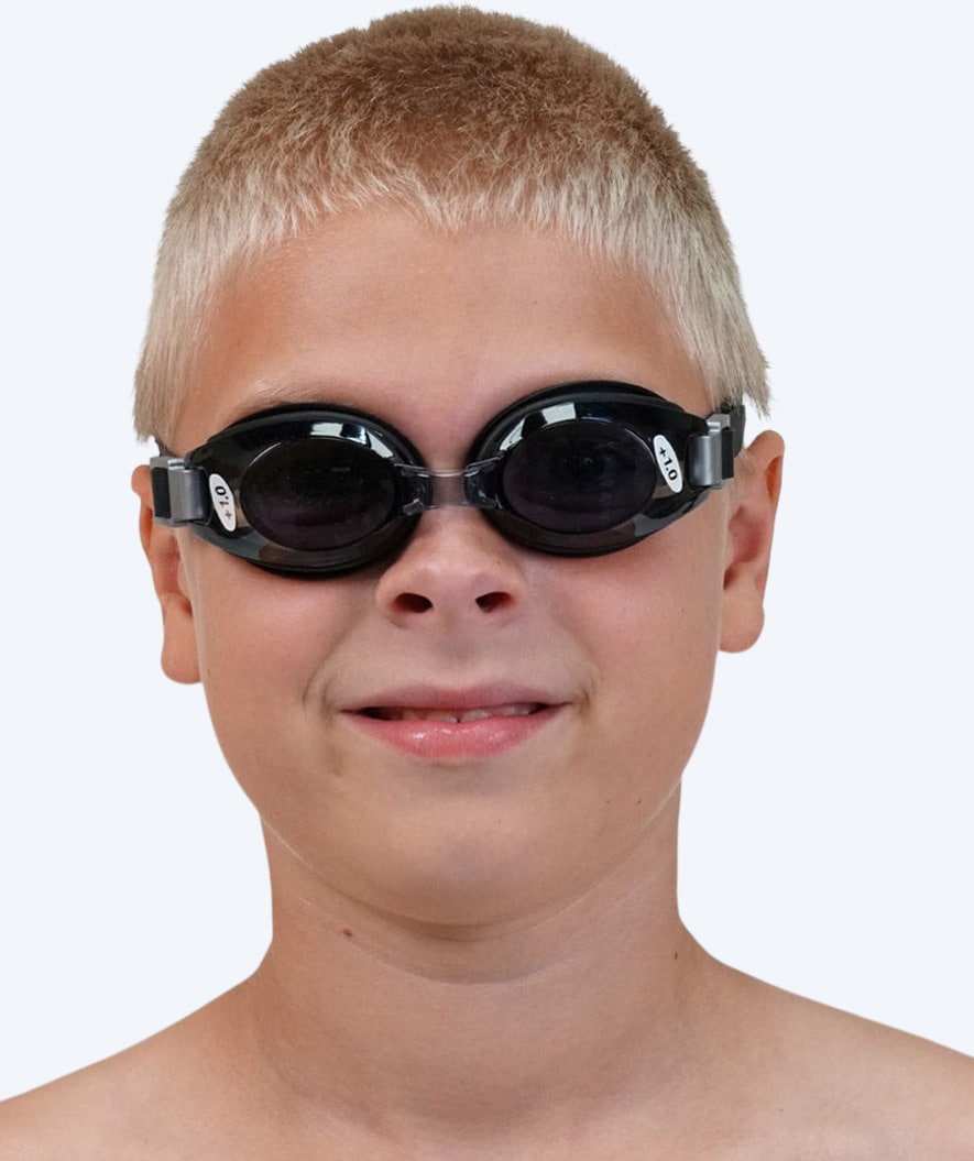 Primotec Schwimmbrillen mit Sehstärke für Kurzsichtige Kinder (3-12) - (-1.5) – (-6.0) - Schwarz (Smoke Scheiben)