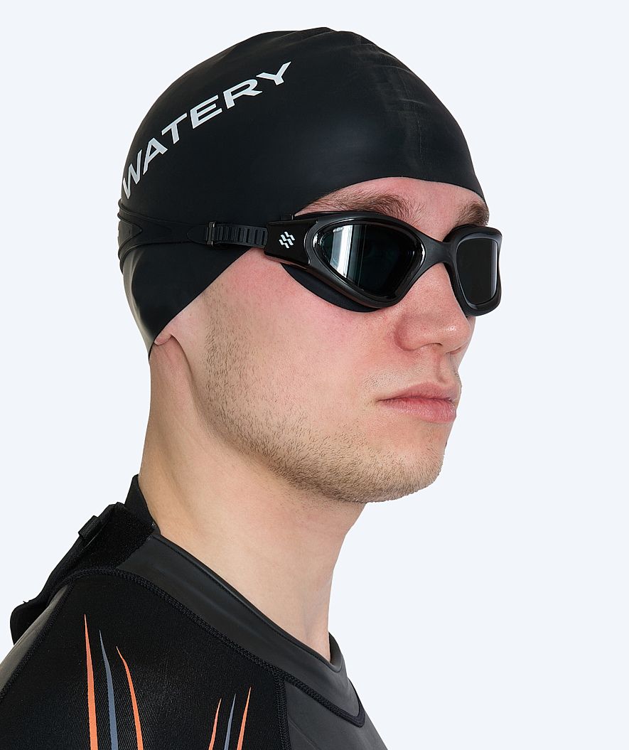 Watery Schwimmbrillen mit Sehstärke für Kurzsichtige Erwachsene - (-2.0) – (-6.0) - Raven Active - Schwarz (Smoke Scheiben)