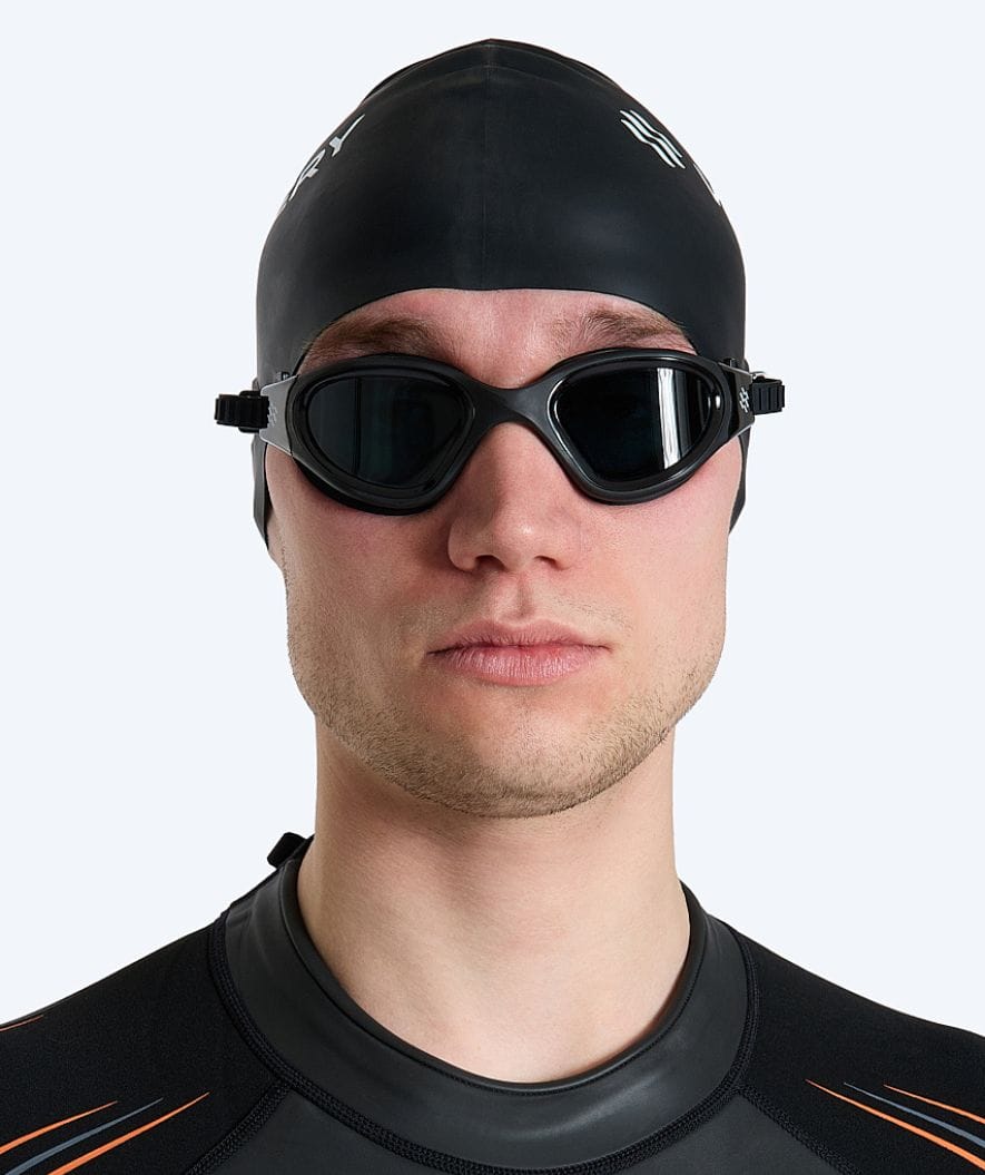 Watery Schwimmbrillen mit Sehstärke für Kurzsichtige Erwachsene - (-2.0) – (-6.0) - Raven Active - Schwarz (Smoke Scheiben)