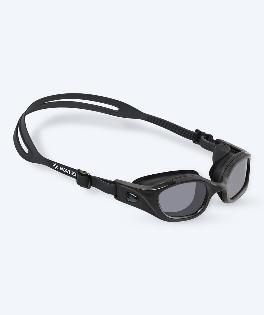 Watery Schwimmbrille für Freizeitschwimmer - Clyde Active - Schwarz (Smoke Scheiben)