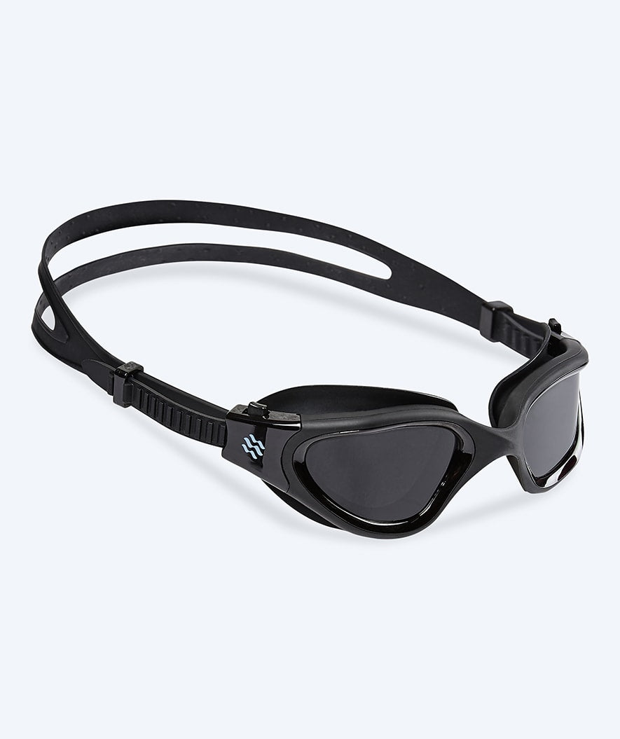 Watery Schwimmbrille für Freizeitschwimmer - Raven Active - Schwarz (Smoke Scheiben)