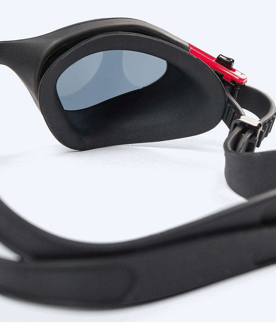 Watery Schwimmbrille für Freizeitschwimmer - Raven Active - Schwarz/Rot 1.0