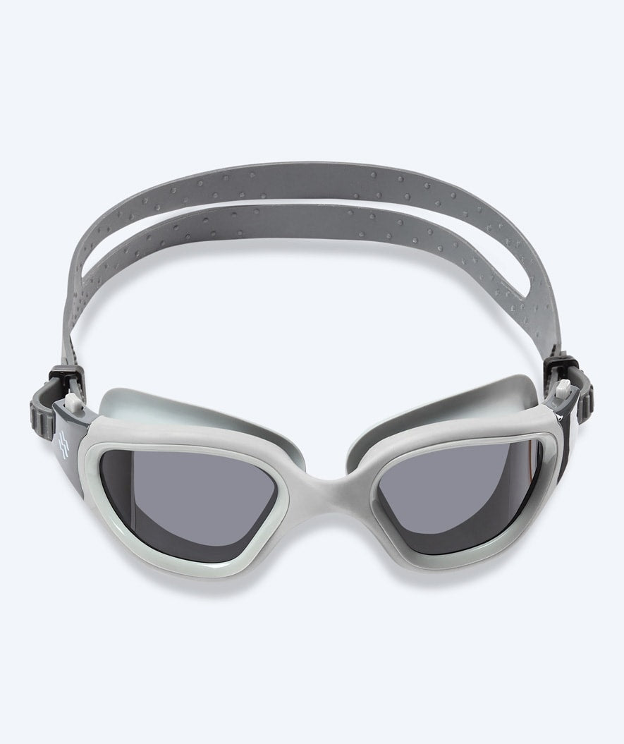 Watery Schwimmbrille für Freizeitschwimmer - Raven Active - Grau (Smoke Scheiben)