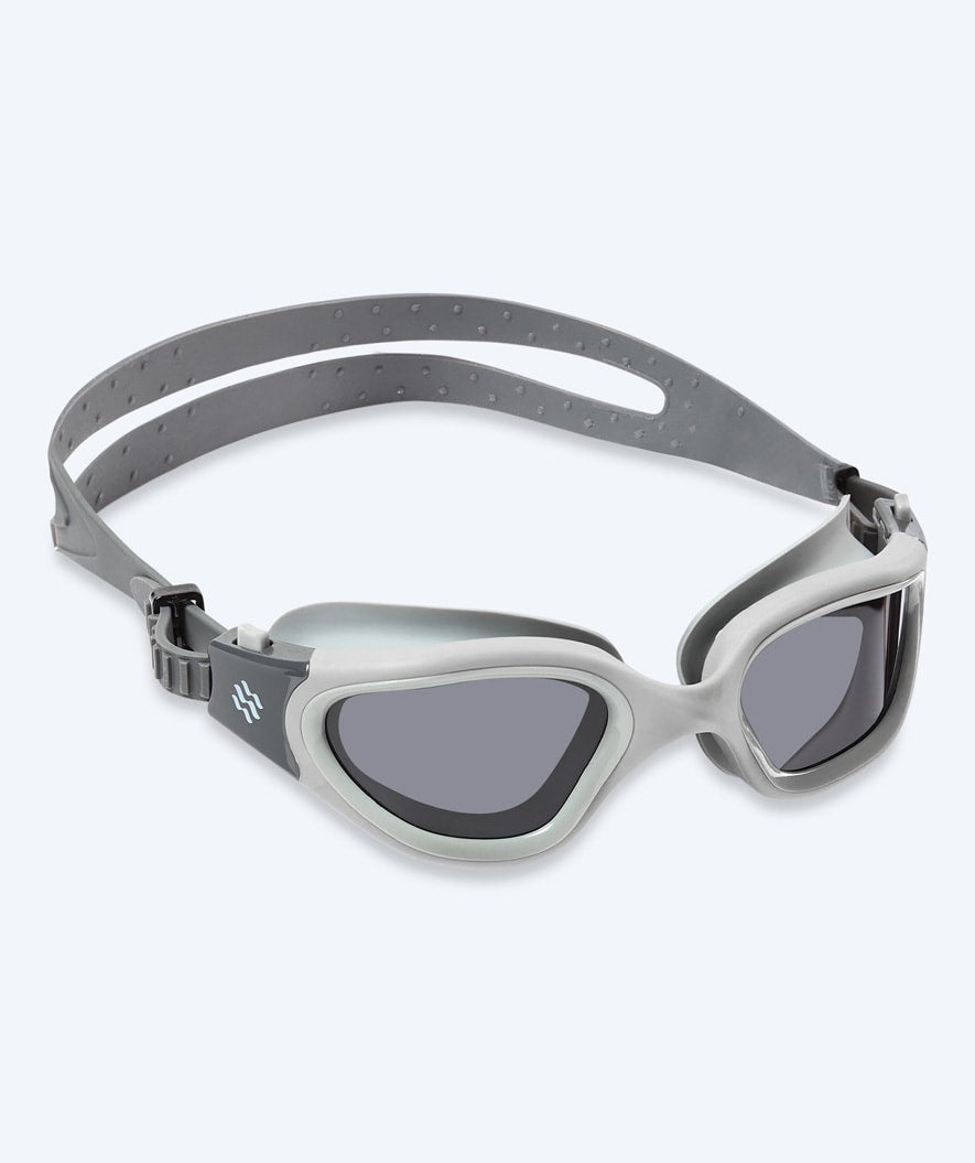 Watery Schwimmbrille für Freizeitschwimmer - Raven Active - Grau (Smoke Scheiben)