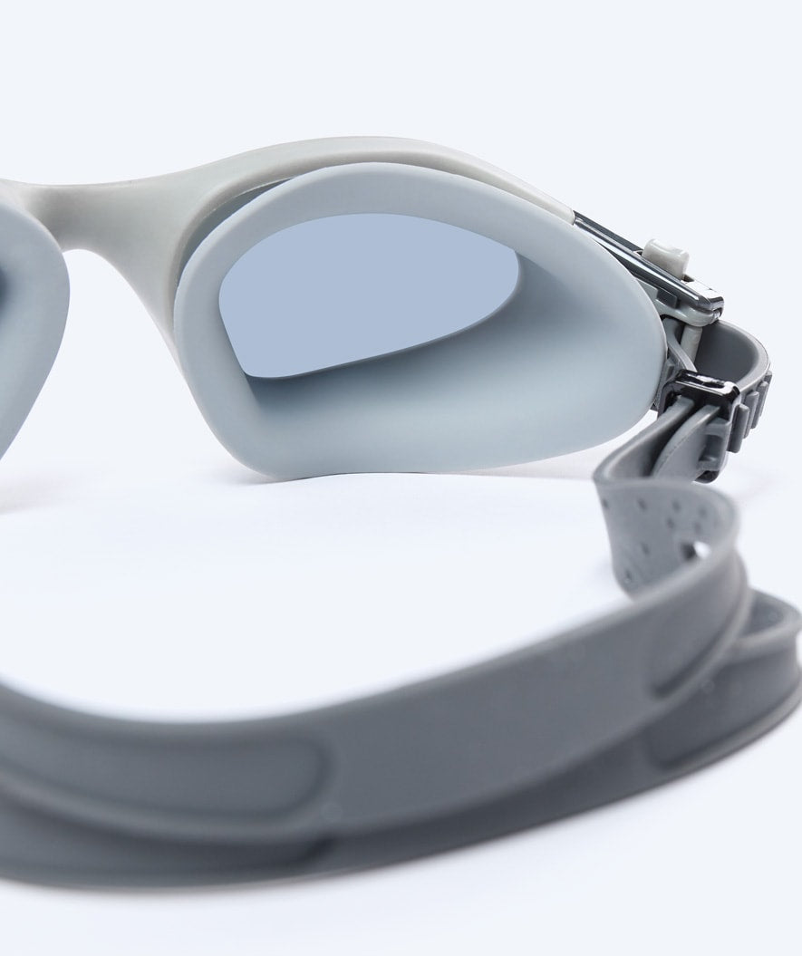 Watery Schwimmbrille für Freizeitschwimmer - Raven Active - Grau (Smoke Scheiben)