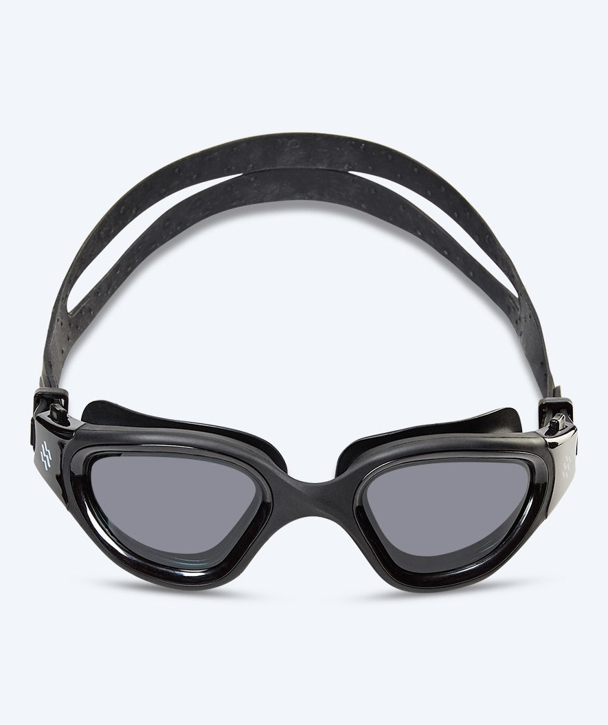Watery Schwimmbrillen mit Sehstärke für Kurzsichtige Erwachsene - (-2.0) – (-6.0) - Raven Active - Schwarz (Smoke Scheiben)