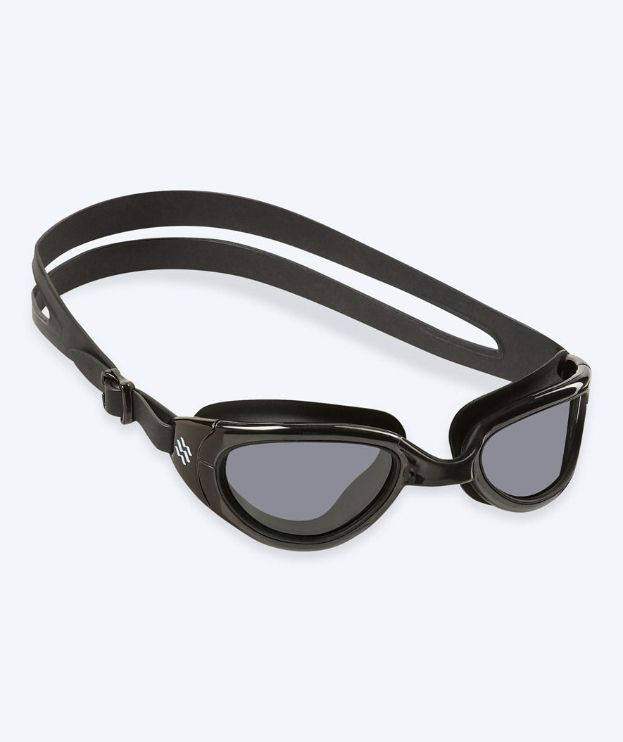 Watery Schwimmbrille für Freizeitschwimmer - Wade Active - Schwarz (Smoke Scheiben)